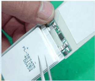 避免用鑷子之類的利器接觸電芯表面，防止刺破電芯包裝而造成漏液。