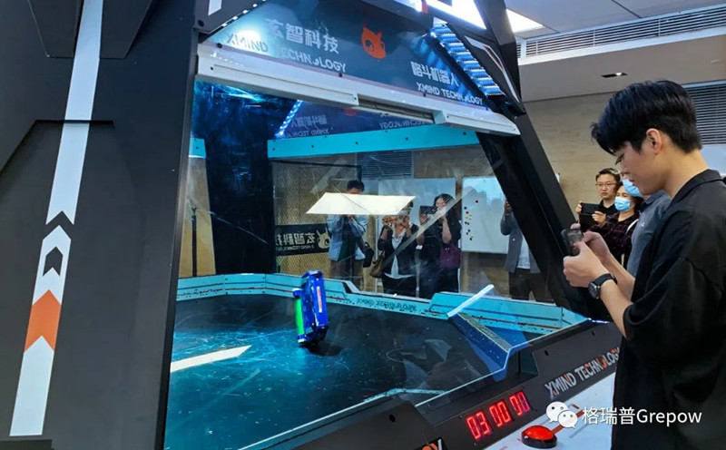 玄智科技同事在新辦公場所，展示了輕量級格斗機器人表演