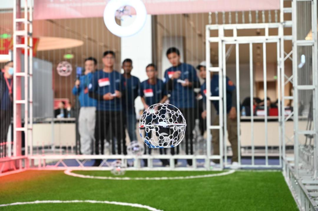 無人機(jī)足球競(jìng)賽中 無人機(jī)足球競(jìng)賽中